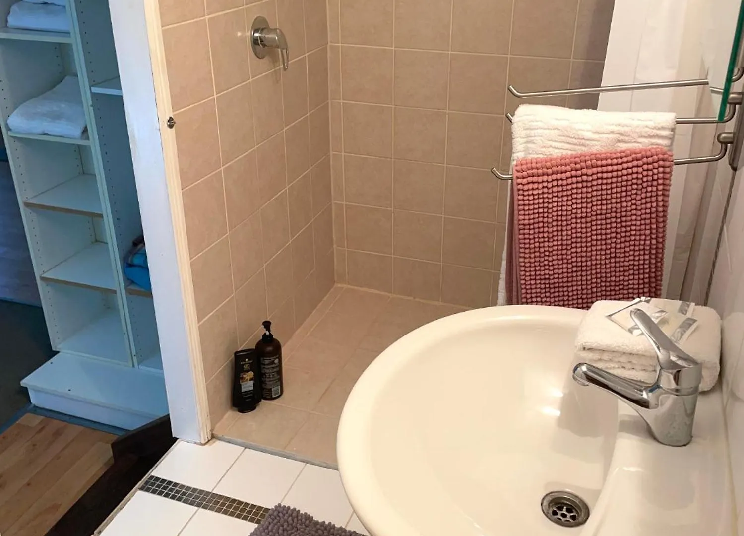 Gin'S Rainforest Stay -Pet Friendly 마운트 탬보린